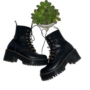 Doc Dr. Martens LEONA WOMEN'S VINTAGE SMOOTH LEATHER HEELED BOOT Sz 7